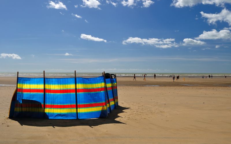 Typowa plaża z parawanem
