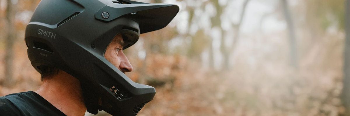Kask Smith na głowie rowerzysty MTB